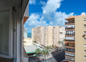una ventana con vistas a la ciudad en Zurbarán Playa Ha Apartment, en Cádiz