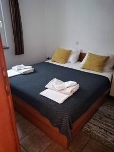 Ein Bett oder Betten in einem Zimmer der Unterkunft Apartments Burcul Pag