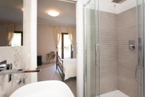 Koupelna v ubytování Lu Lioni Rooms + 37 fotografií