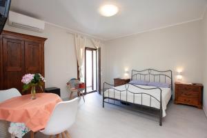 Postel nebo postele na pokoji v ubytování Lu Lioni Rooms