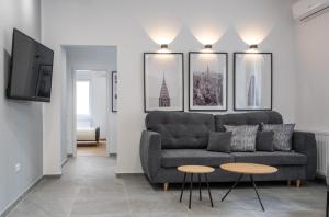 ein Wohnzimmer mit einer Couch und zwei Tischen in der Unterkunft Relax Apartament in Piata Universitatii in Bukarest