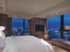 Posteľ alebo postele v izbe v ubytovaní InterContinental Shanghai Expo, an IHG Hotel