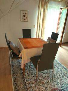 uma mesa de jantar e cadeiras num quarto em Ferienwohnung Nadine Egger em Himmelberg