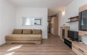 een woonkamer met een bank en een televisie bij Stunning Apartment In Nevidane With Wifi in Neviđane