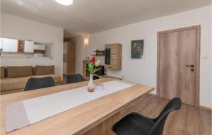 Kuchyňa alebo kuchynka v ubytovaní 1 Bedroom Amazing Apartment In Nevidane