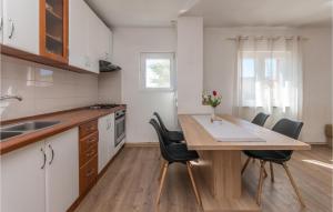 Kuchyňa alebo kuchynka v ubytovaní 1 Bedroom Amazing Apartment In Nevidane