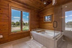 Ένα μπάνιο στο 5000 Ponderosa Drive