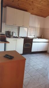 Kuchyň nebo kuchyňský kout v ubytování Apartment Mia