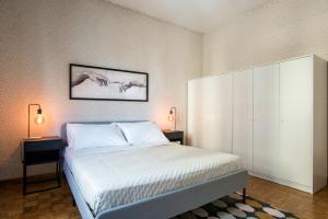sypialnia z łóżkiem, 2 szafkami nocnymi i 2 lampami w obiekcie Art Of Living - Suite elegante nel cuore di Roma w Rzymie +12 zdjęć