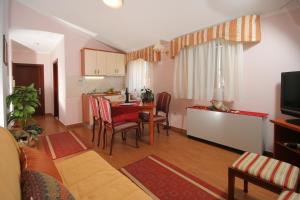 Μια τηλεόραση ή/και κέντρο ψυχαγωγίας στο Hotel Trogir