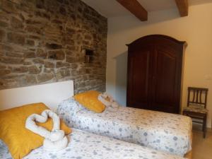 ein Schlafzimmer mit zwei Betten mit ausgestopften Tieren in der Unterkunft Agriturismo Il Regno del Marrone in Castel del Rio