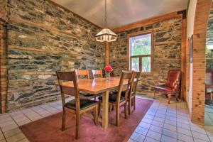 comedor con mesa de madera y sillas en Historic Helena Retreat - Near Dtwn and Mt Helena! en Helena