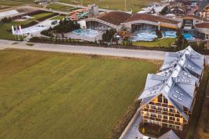 Bazén v ubytovaní Apartament Stary Drewniany Białka Ski Resort -obok Termy Bania i Kotelnica alebo v jeho blízkosti