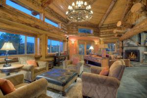 sala de estar con muebles y chimenea en Elk Mountain Retreat, en Durango