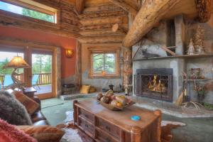 Cabaña de madera con sala de estar con chimenea en Elk Mountain Retreat en Durango