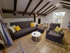 ein Wohnzimmer mit einem Sofa und 2 Stühlen in der Unterkunft Apartment Eva in Biograd na Moru
