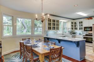 Η κουζίνα ή μικρή κουζίνα στο Under The Oaks - Island Living At Its Best +41 φωτογραφίες