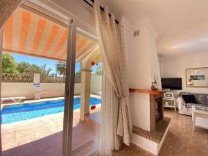 Bazén v ubytování Villa Madrid Private Pool Casasol nebo v jeho okolí