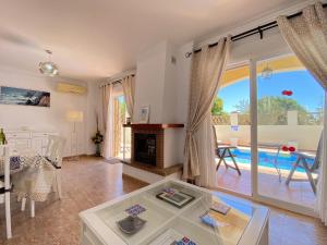 Bazén v ubytování Villa Madrid Private Pool Casasol nebo v jeho okolí
