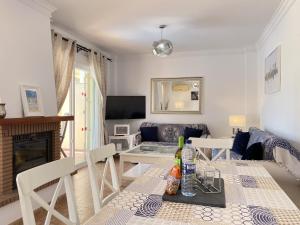 TV a/nebo společenská místnost v ubytování Villa Madrid Private Pool Casasol