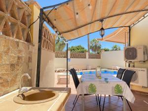 Bazén v ubytování Villa Madrid Private Pool Casasol nebo v jeho okolí