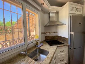 Kuchyň nebo kuchyňský kout v ubytování Villa Madrid Private Pool Casasol