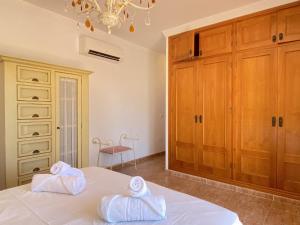 Postel nebo postele na pokoji v ubytování Villa Madrid Private Pool Casasol