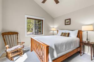 Ένα ή περισσότερα κρεβάτια σε δωμάτιο στο Sunriver Red Fir Retreat +40 φωτογραφίες
