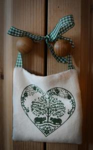 una bolsa con forma de corazón con un árbol pintado en ella en Casa Acquariana, en Belluno