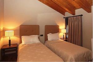 two beds sitting next to each other in a bedroom at Hotel Restaurante Revestido in Escalona