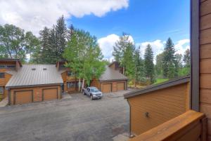 ein Auto, das auf einem Parkplatz neben einigen Gebäuden parkt in der Unterkunft Needles N220 in Durango