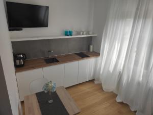 Kuchyň nebo kuchyňský kout v ubytování Apartment by B&D
