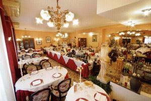 Ресторант или друго място за хранене в Hotel Nastro Azzurro