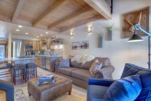 uma sala de estar com um sofá e uma cozinha em Tamarron HighPoint 648 em Durango