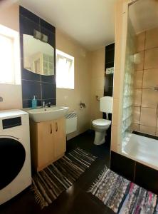 Un baño con lavabo, inodoro y bañera. en Dom nad Jeziorem Łaśmiady, en Sajzy 27 fotos más