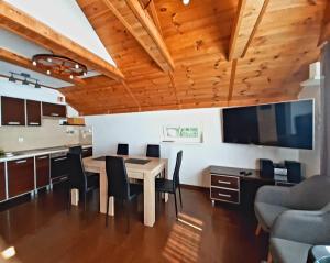 Una cocina y un comedor con mesa y sillas. en Dom nad Jeziorem Łaśmiady, en Sajzy