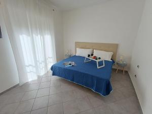 sypialnia z niebieskim łóżkiem z tacą z jedzeniem w obiekcie Maison Clemi w Sorrento