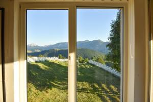 ein Fenster mit Bergblick in der Unterkunft Utopia Mountain resort Bjelasnica in Bjelašnica