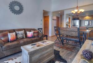 sala de estar con sofá y mesa en Cascade Village 329, en Durango Mountain Resort