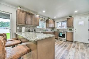 Η κουζίνα ή μικρή κουζίνα στο Dearborn Heights Home about 16 Mi to Downtown Detroit!