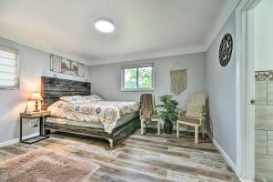 Ένα ή περισσότερα κρεβάτια σε δωμάτιο στο Dearborn Heights Home about 16 Mi to Downtown Detroit!