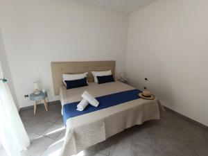 sypialnia z łóżkiem z 2 poduszkami w obiekcie Maison Clemi w Sorrento +4 zdjęcia