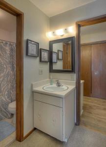 Koupelna v ubytování 2 BR Purgatory Townhome 101