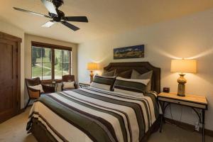 ein Schlafzimmer mit einem Bett und einem Deckenventilator in der Unterkunft Purgatory Lodge Unit 407 in Durango Mountain Resort + 25 Fotos