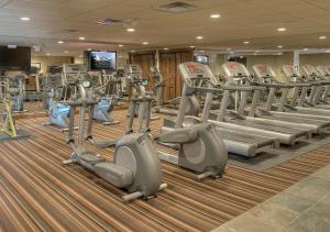 einen Fitnessraum mit Reihen von Laufbändern auf dem Boden in der Unterkunft Purgatory Lodge Unit 407 in Durango Mountain Resort