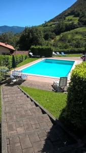 einen großen Pool mit Stuhl und Avisor in der Unterkunft Un Angolo di Relax in Tavernola Bergamasca