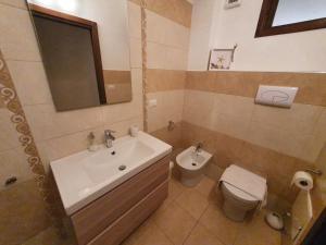 A bathroom at Casa La Ferula apt2 vicino al mare e Taormina con balcone