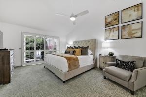 Un dormitorio con una cama y una silla y una ventana. en Palm Valley Full Access to Golf, Tennis, and Pickle Ball- Luxury 3 King Beds 3 Full Baths, en Palm Desert 42 fotos más
