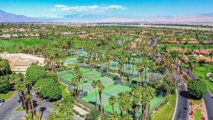- Vistas panorámicas a un parque con pistas de tenis en Palm Valley Full Access to Golf, Tennis, and Pickle Ball- Luxury 3 King Beds 3 Full Baths, en Palm Desert