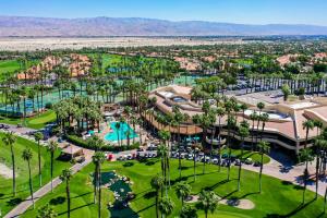 - une vue aérienne sur un complexe avec un parc dans l'établissement Palm Valley Full Access to Golf, Tennis, and Pickle Ball- Luxury 3 King Beds 3 Full Baths, à Palm Desert